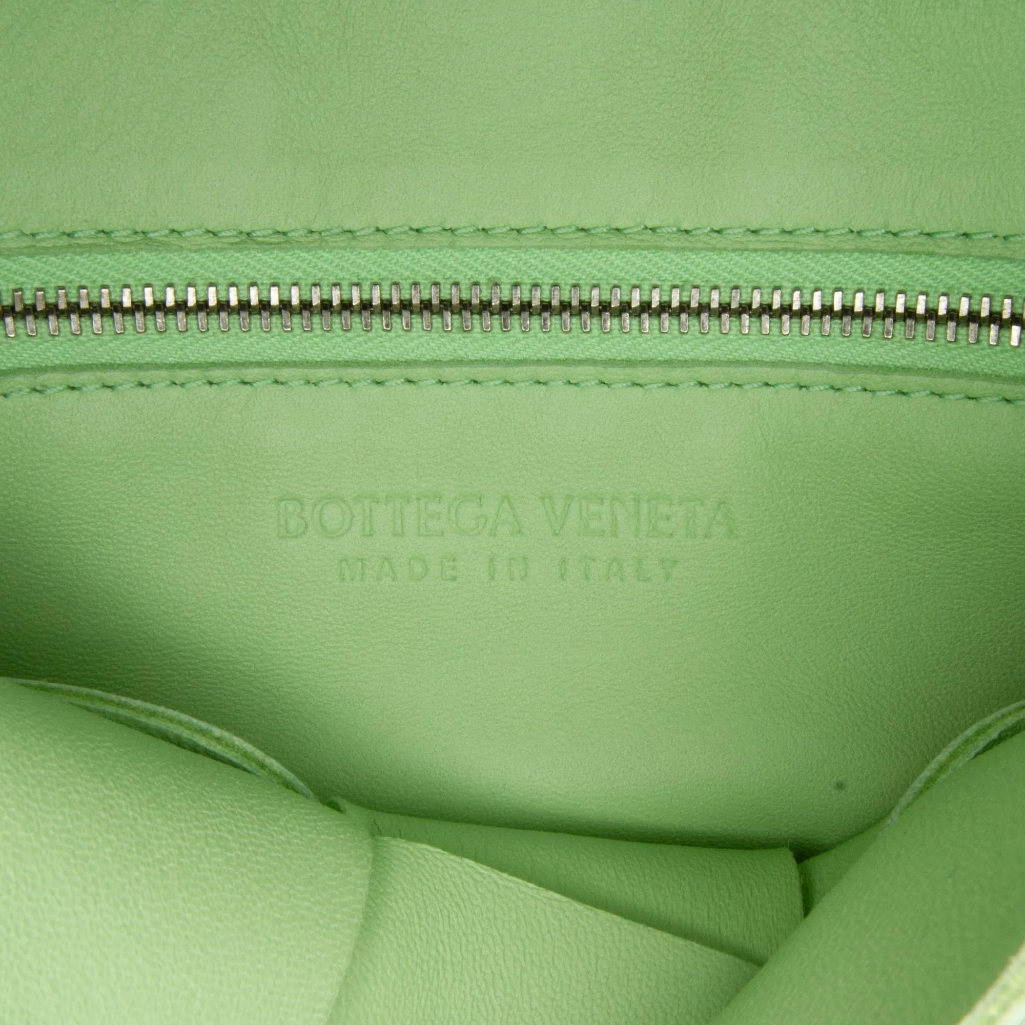 Bottega Veneta Intrecciato Cassette Crossbody (SHG-IraooB)