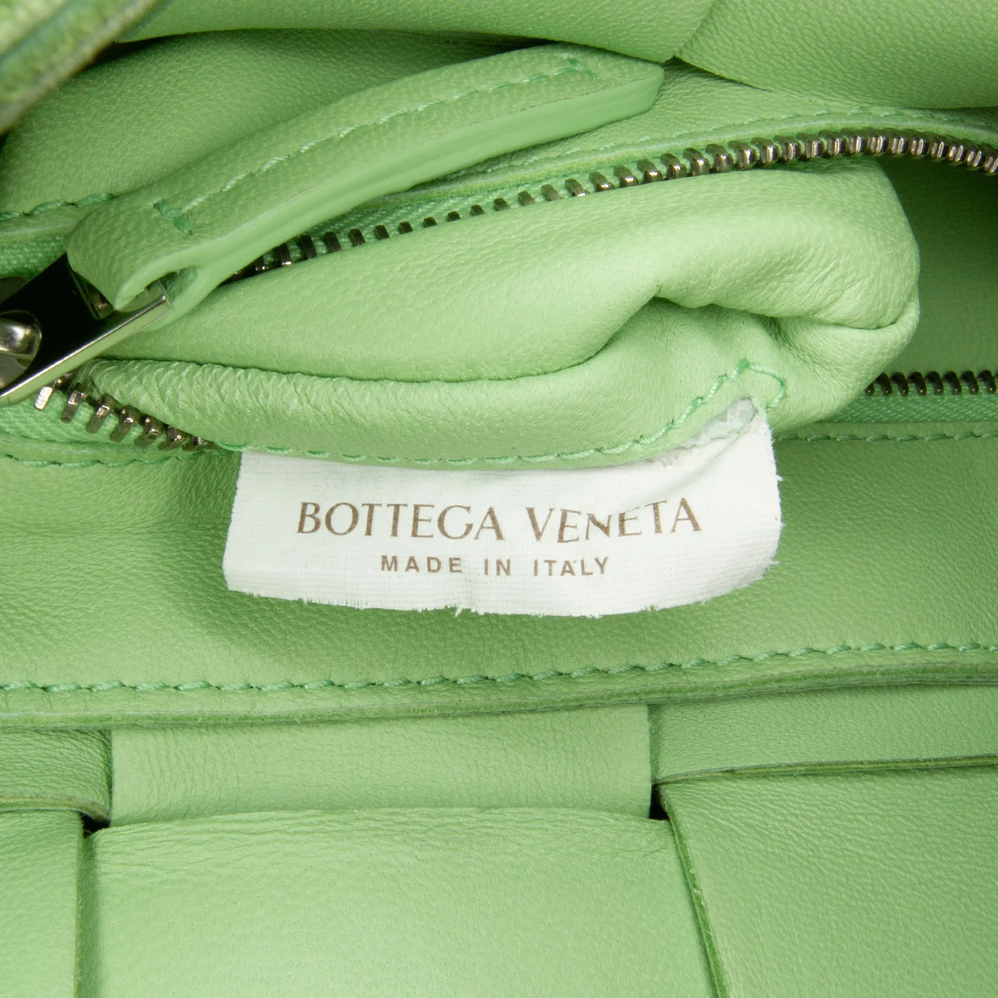 Bottega Veneta Intrecciato Cassette Crossbody (SHG-IraooB)