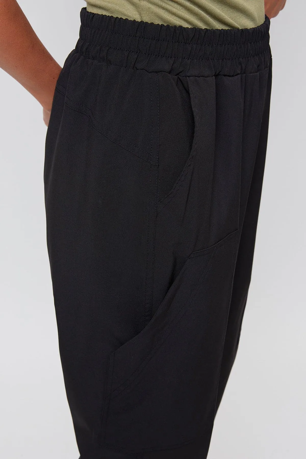 Women's Pull-On Capris With Big Pocket Detail