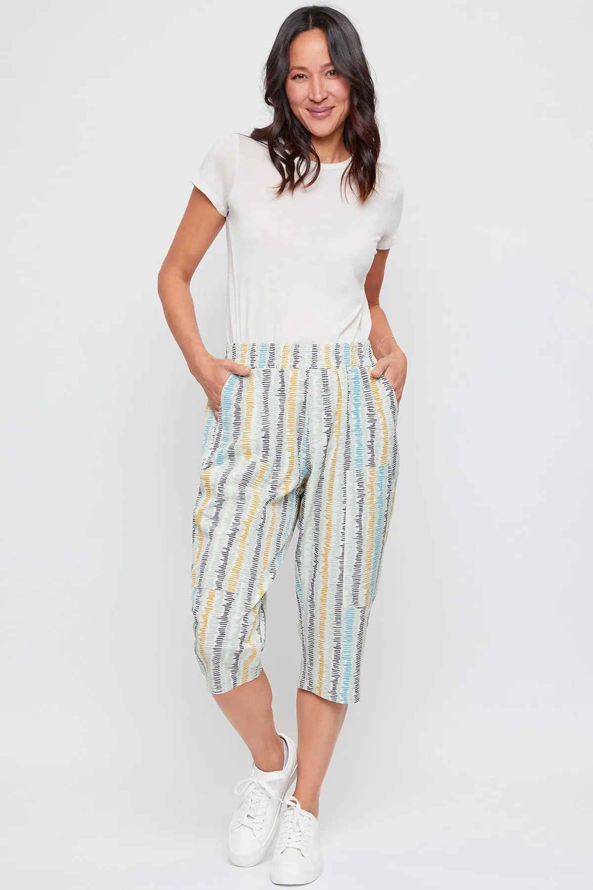 Women's Pull-On Capris With Big Pocket Detail