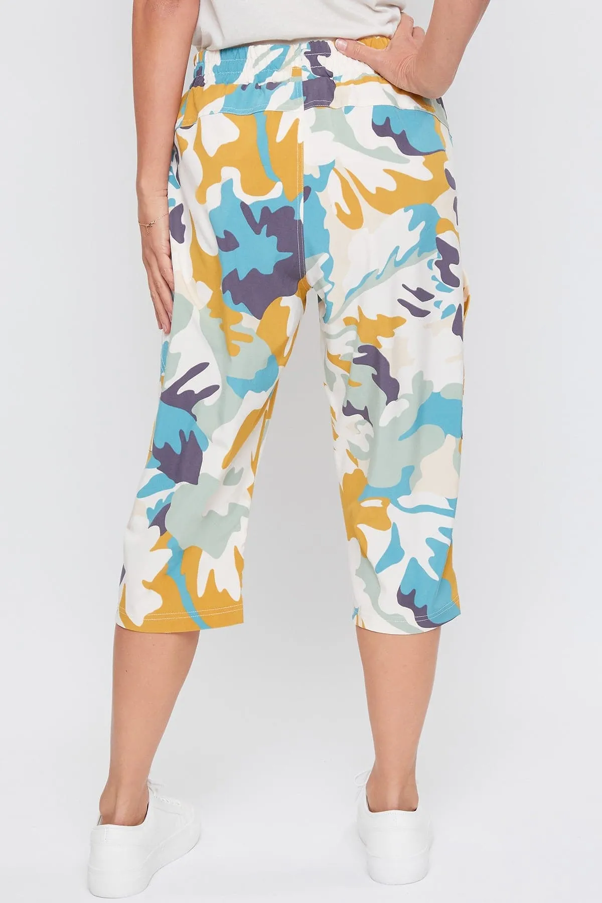 Women's Pull-On Capris With Big Pocket Detail